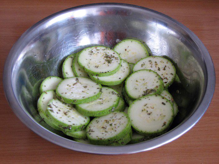 Кальцоне с цукини, оливками и моцареллой