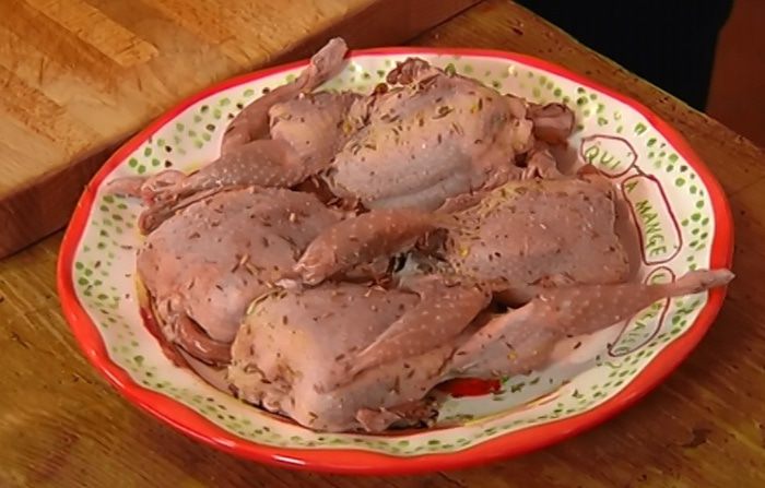 Перепелки, запеченные с вишней и курагой 