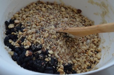 Пшенично-ржаной хлеб с изюмом и орехами