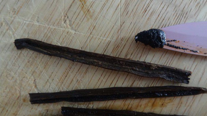 Кулич с вяленой вишней и кедровыми орешками