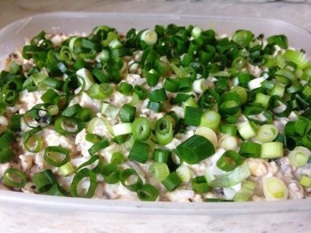 Салат с сардиной, рисом и яйцом