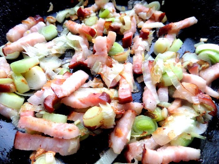 Чечевичный салат с овощами и маслинами