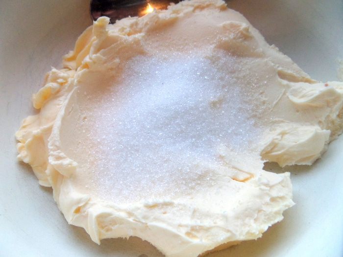 Кекс с брокколи, оливками и пармезаном