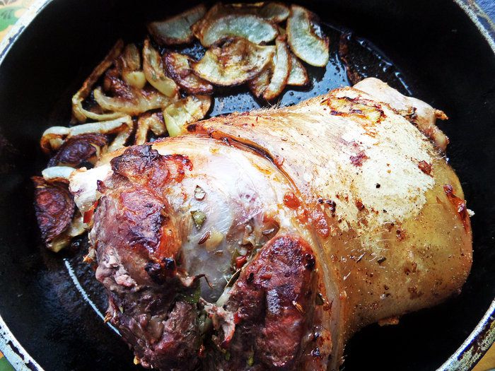 Рулька с разной капустой и грибами