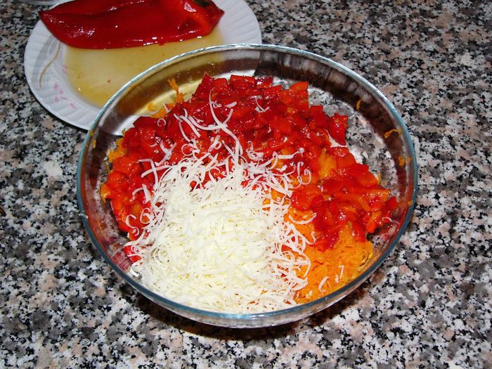 Салат из курицы с красным сладким перцем и морковью