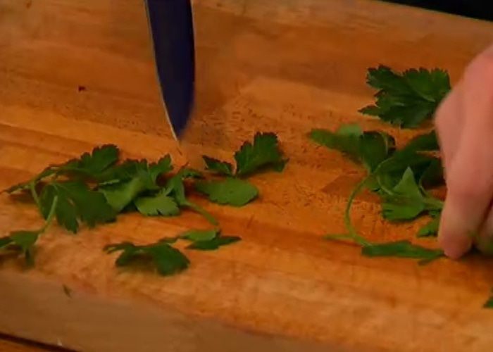 Теплый салат из красного риса с зеленью и миндалем