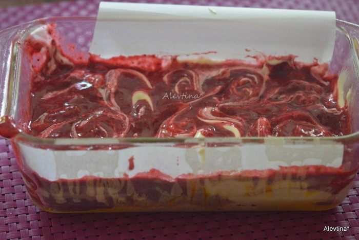 Кекс с ягодным соусом