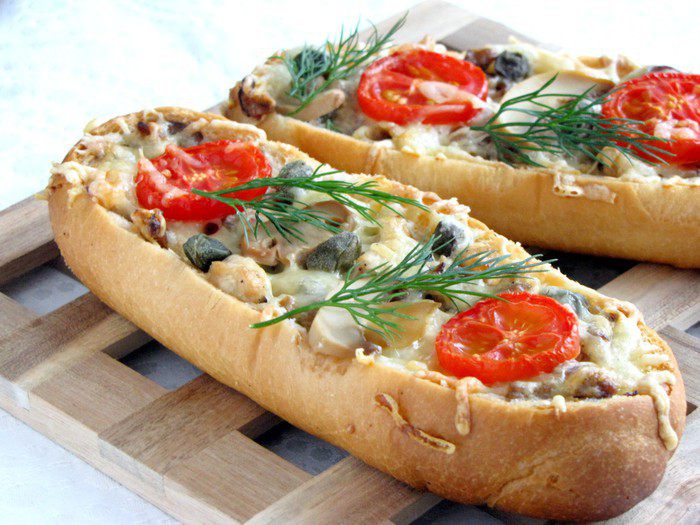 Мини-багеты, фаршированные курицей и грибами