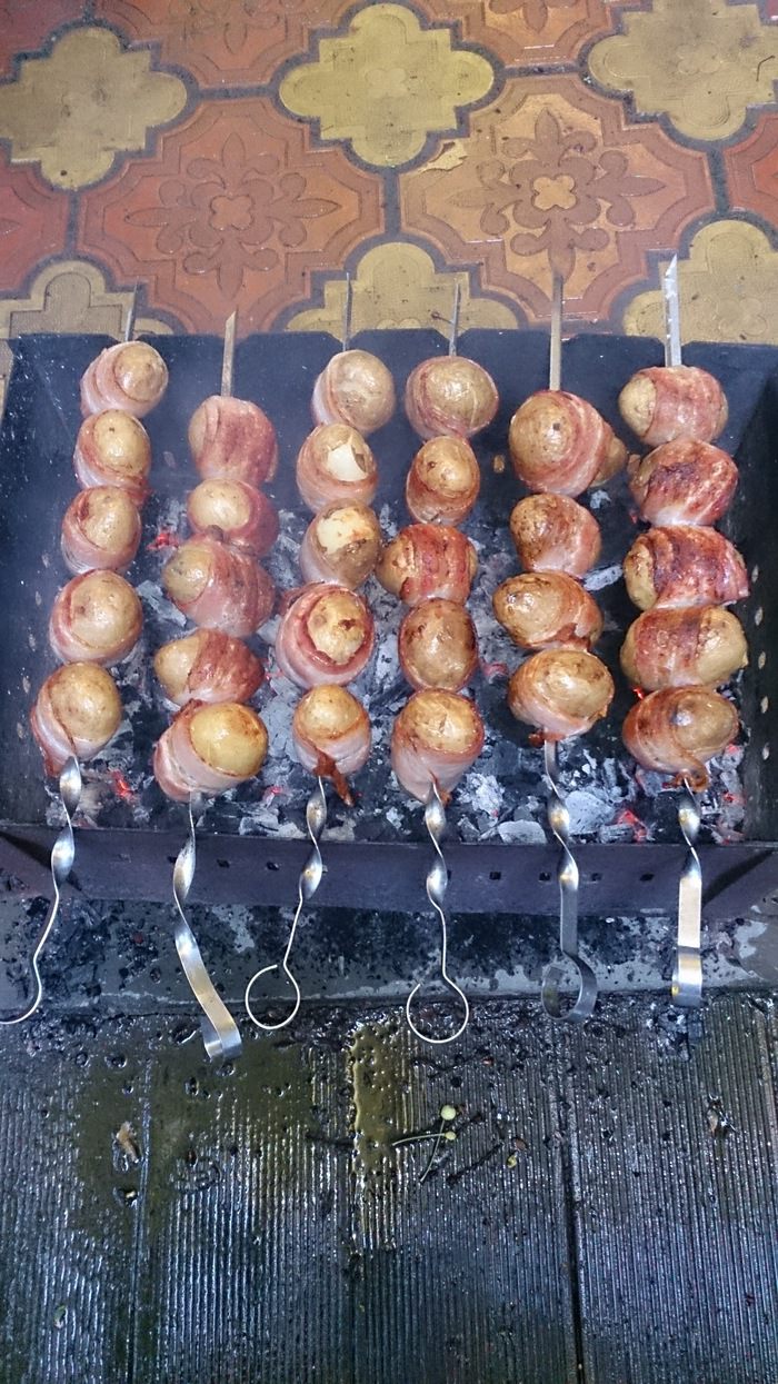 Печеный картофель с беконом, зеленым луком и чесноком