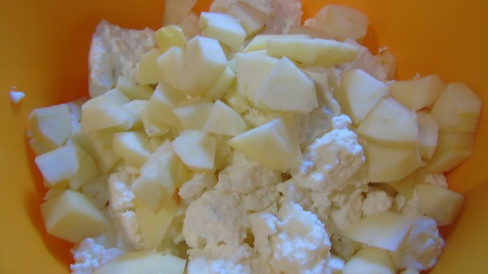 Нежный творожник с яблоками