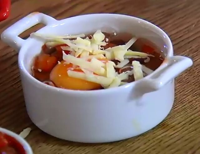 Яйца по-мексикански, запеченные с фасолью 