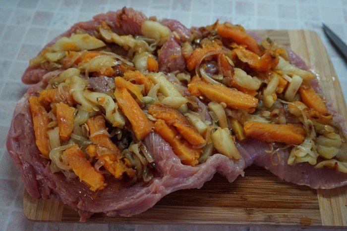 Филе индейки, запеченное в рукаве с тыквой и яблоками