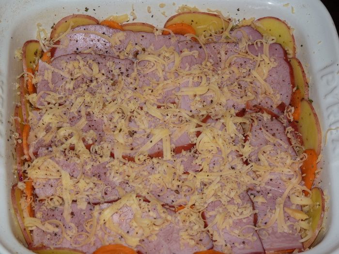 Овощная запеканка с ветчиной и розмарином