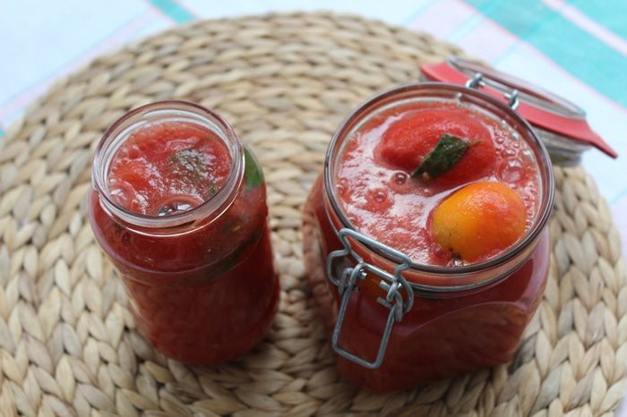 Помидоры-черри в собственном соку с базиликом