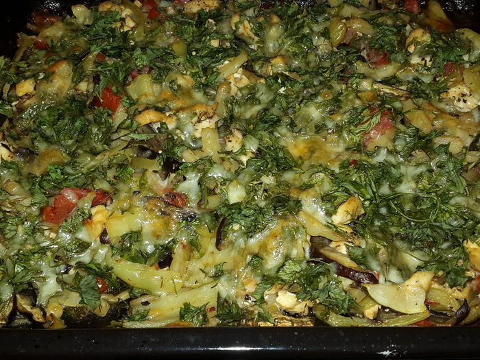 Молодые овощи, запеченные с куриным филе
