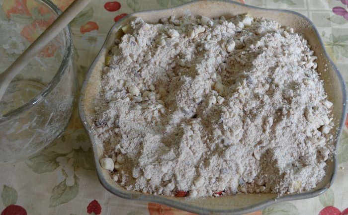 Хрустящий и ягодный десерт с орешками