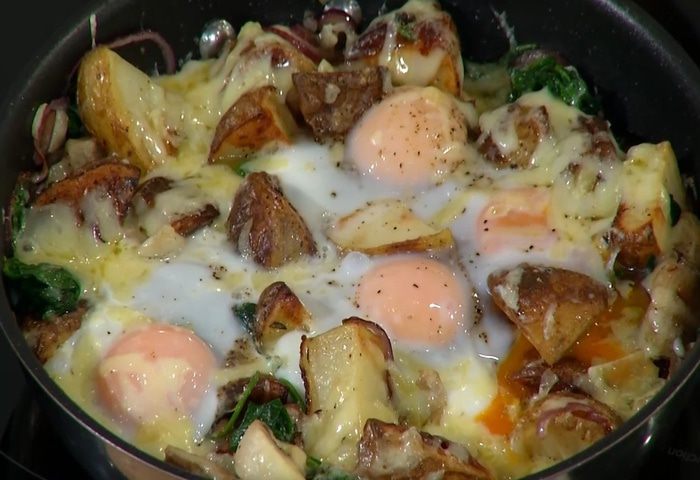 Яйца, запеченные с картофелем, грибами и шпинатом 