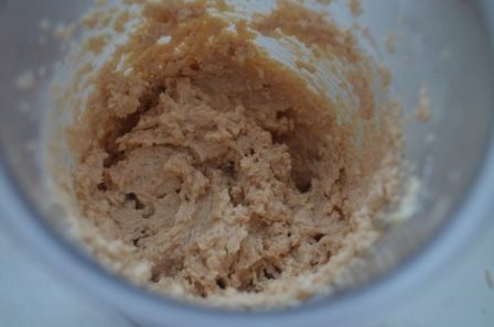 Имбирный кекс с черносливом под карамельным соусом 