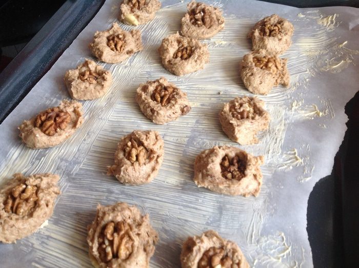 Шоколадное печенье с орешком