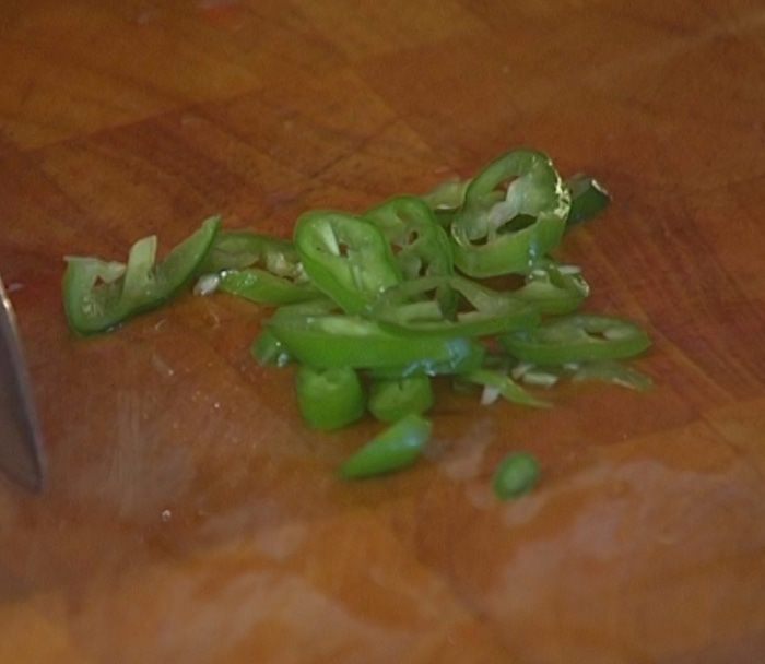 Салат из фасоли с беконом и сливами на гриле