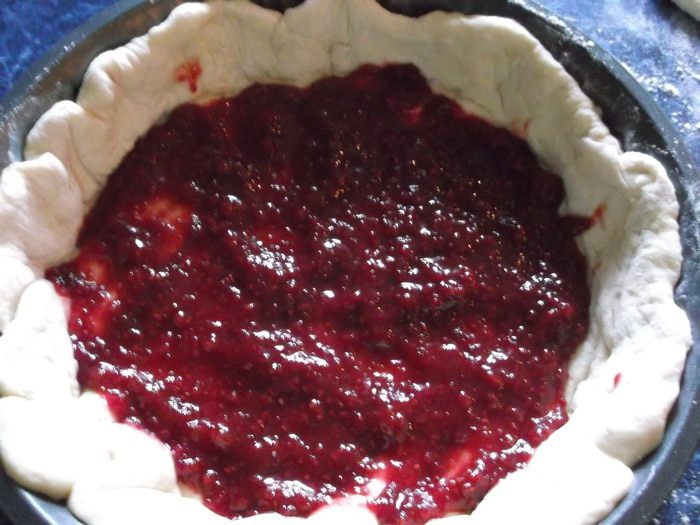 Бабушкин пирог с малиновым джемом
