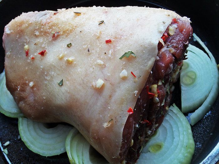 Рулька с разной капустой и грибами