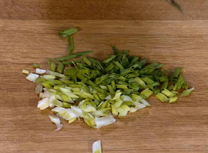 Жареный рис с креветками и курицей, заправленный по-восточному 