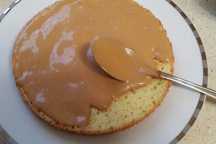 Бисквитный торт с вареной сгущенкой