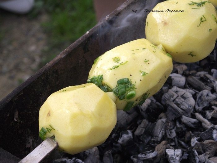 Молодой картофель в маринаде на мангале