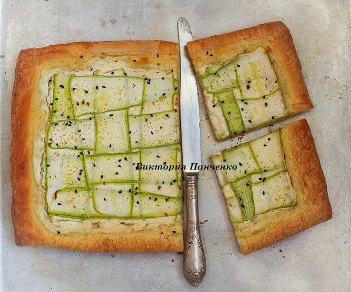 Слоеный пирог с творожным сыром и цукини