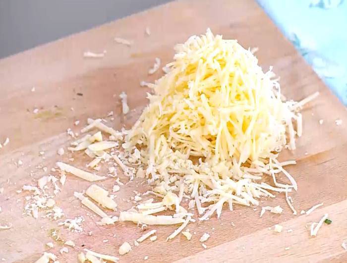 Сырное суфле с зеленым луком и кукурузной мукой 