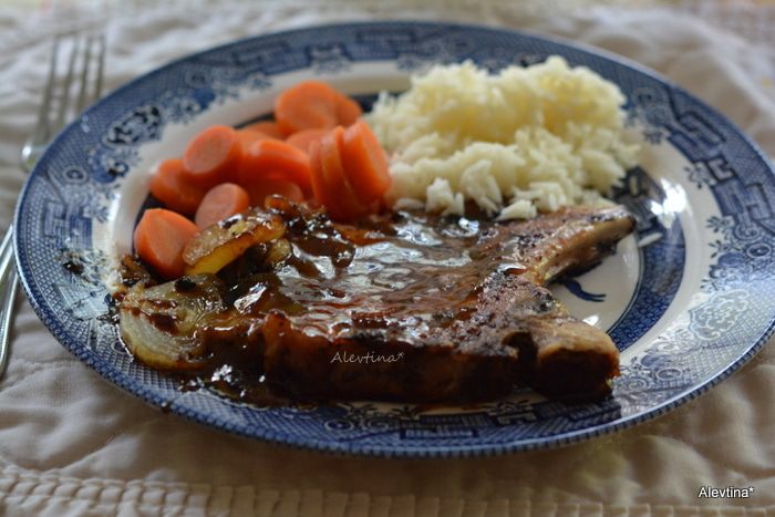 Вкусная свинина на косточке