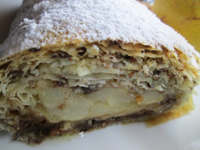 Миндально-шоколадные груши в тесте фило