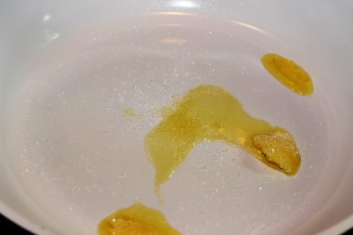 Акула под грилем с картофельно-сырным пюре и сладким луком