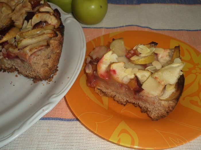 Осенний яблочно- сливовый пирог