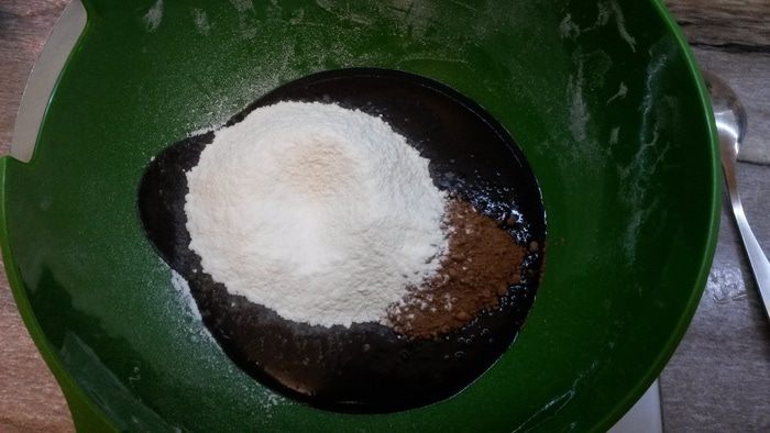 Шоколадный пирог с булочками