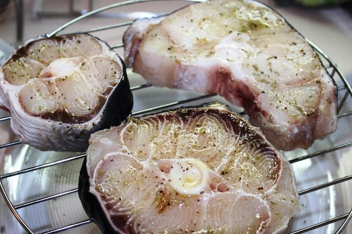 Акула под грилем с картофельно-сырным пюре и сладким луком