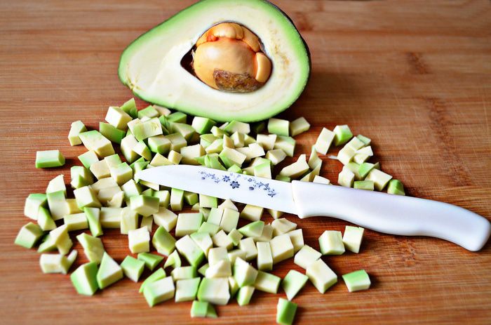 Салат с чечевицей и соусом из слабосолёной форели