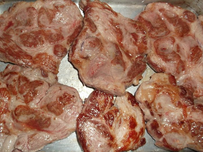 Мясо, запеченное в творожном соусе