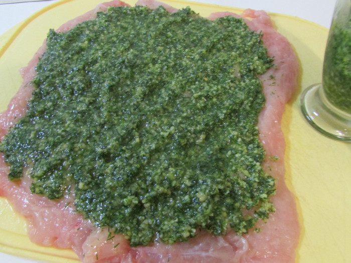 Филе индейки с соусом песто