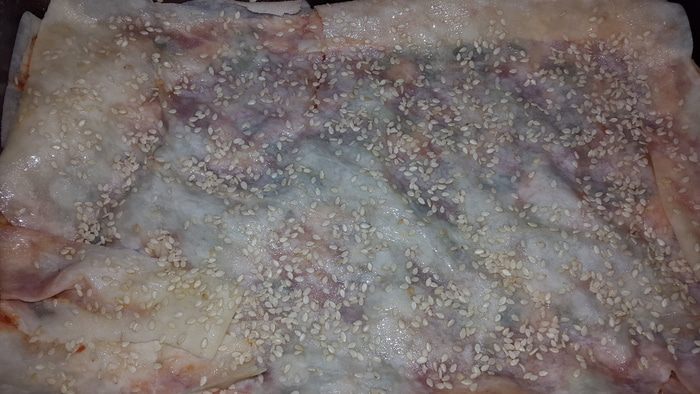 Лаваш, запеченный с оливковой пастой, томатным соусом, зеленью и кунжутом