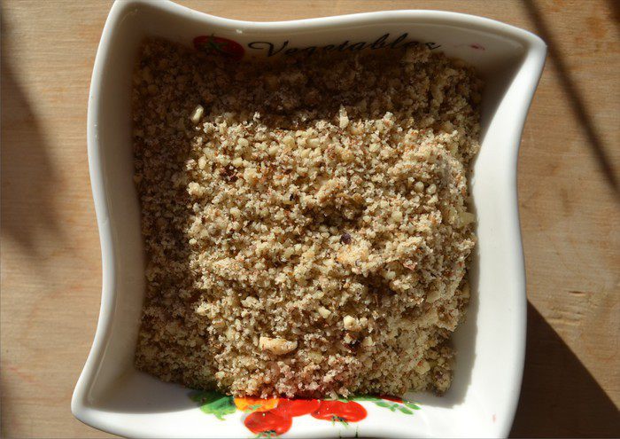 Нежная курочка, томленная в орехово-гранатовом соусе с пряными травами