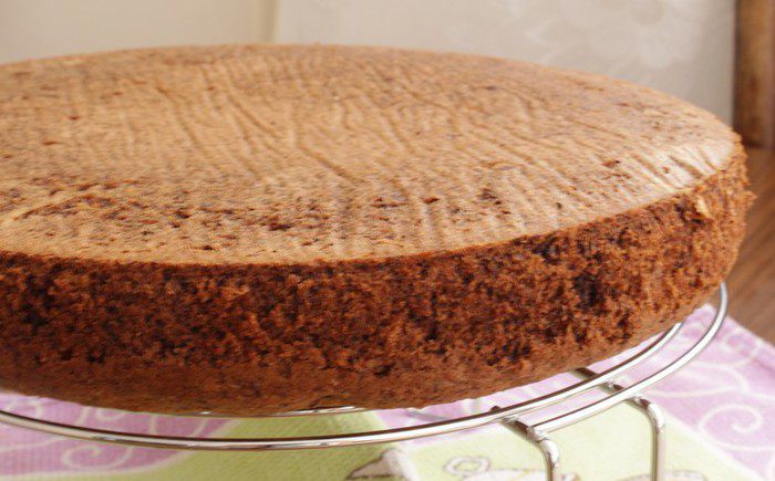 Шоколадный торт с манго, маскарпоне и орехами