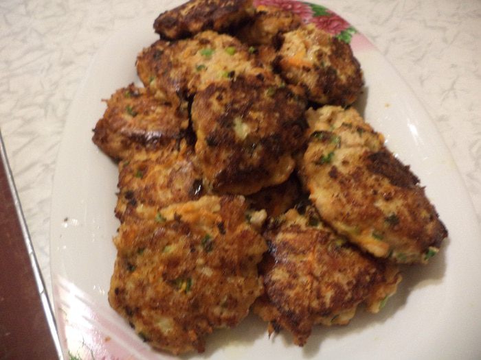 Куриные котлетки с морковью и зелёным луком