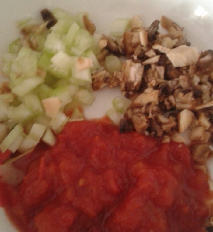 Картофель, запеченный с красным луком и фаршированными грибами