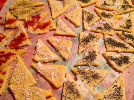 Тающие треугольнички с сыром, маком и кунжутом