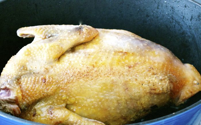 Фаршированная цесарка с капустой