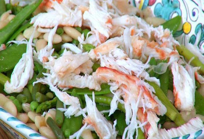 Салат с крабами, белой фасолью и спаржей