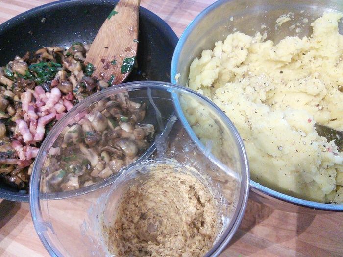 Картофельно-грибной торт с черносливом 