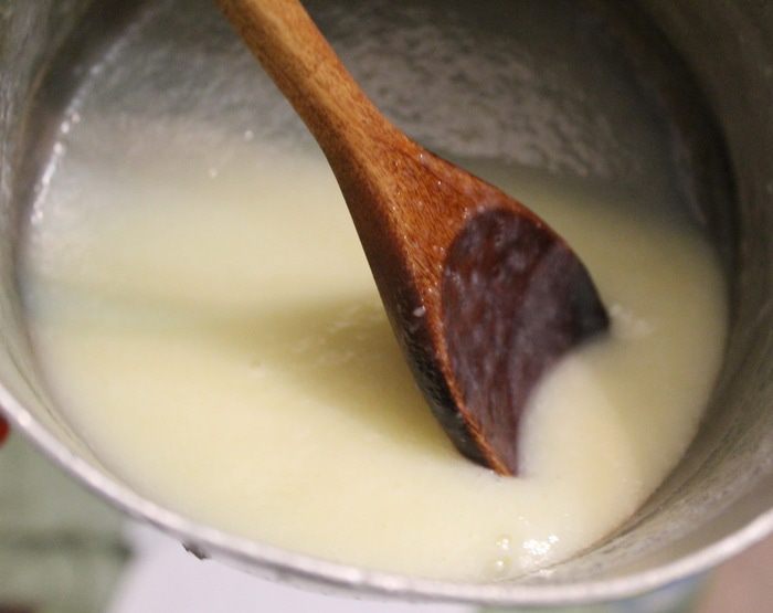 Творожный десерт с клубничным соусом